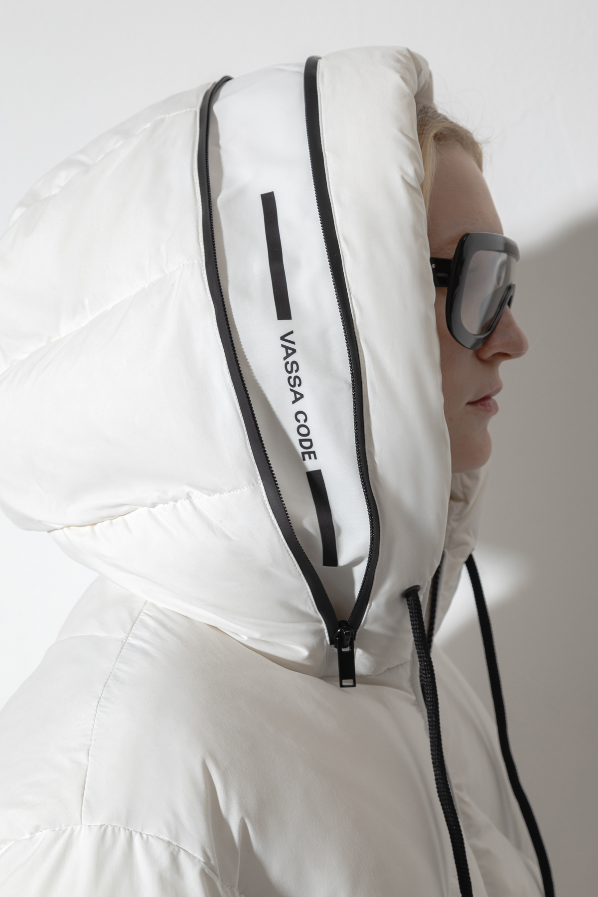 Пуховик VASSA CODE, пол женский, цвет белый