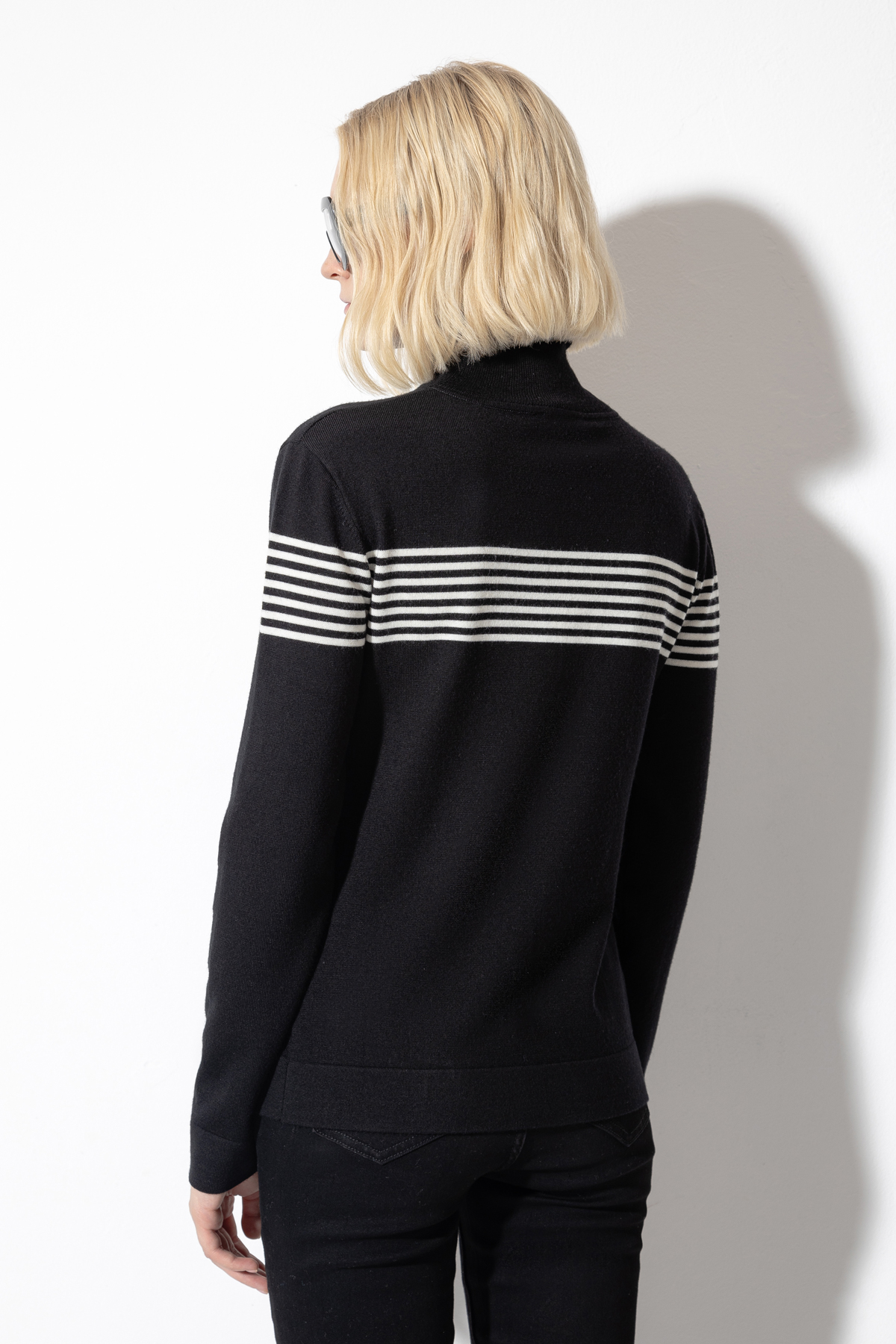 Водолазка с контрастным принтом VASSA CODE, пол женский, цвет черный