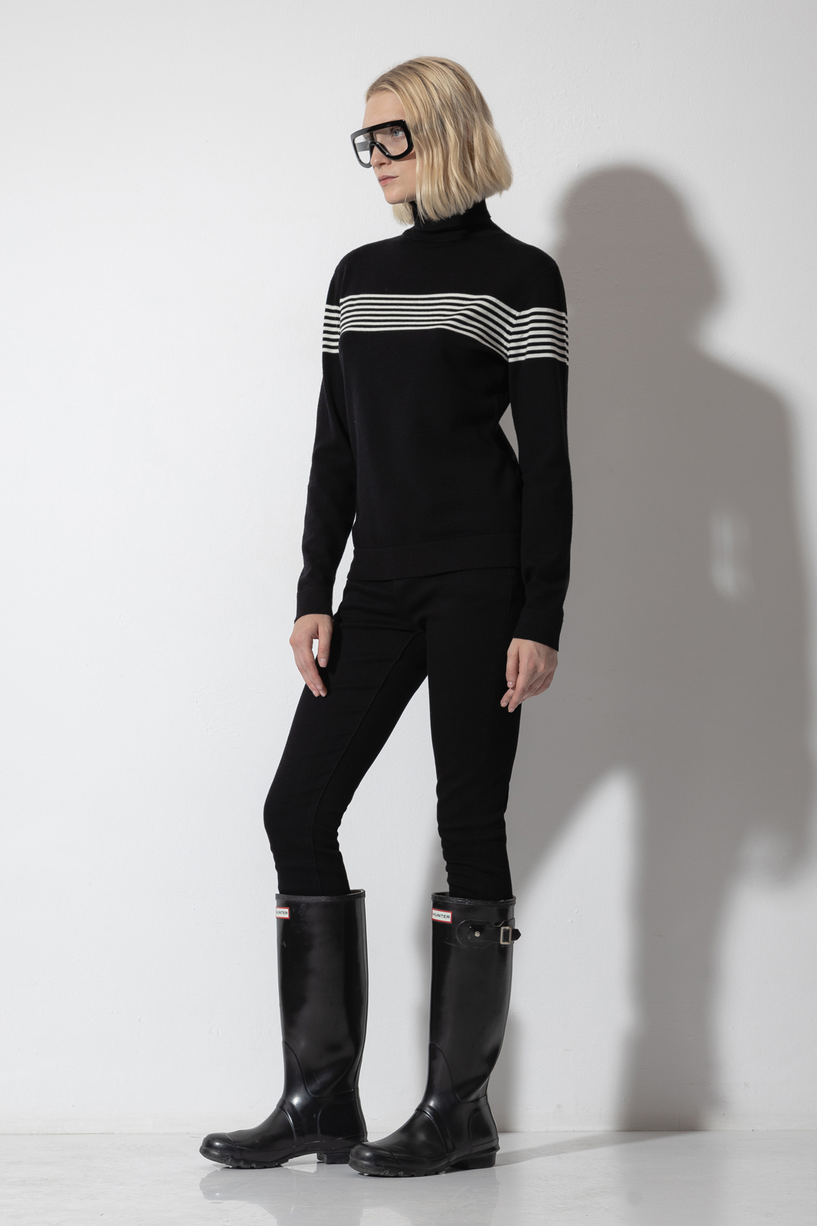 Водолазка с контрастным принтом VASSA CODE, пол женский, цвет черный