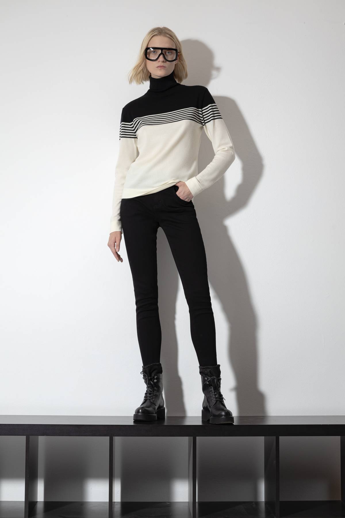 Водолазка с контрастным принтом VASSA CODE, пол женский, цвет белый