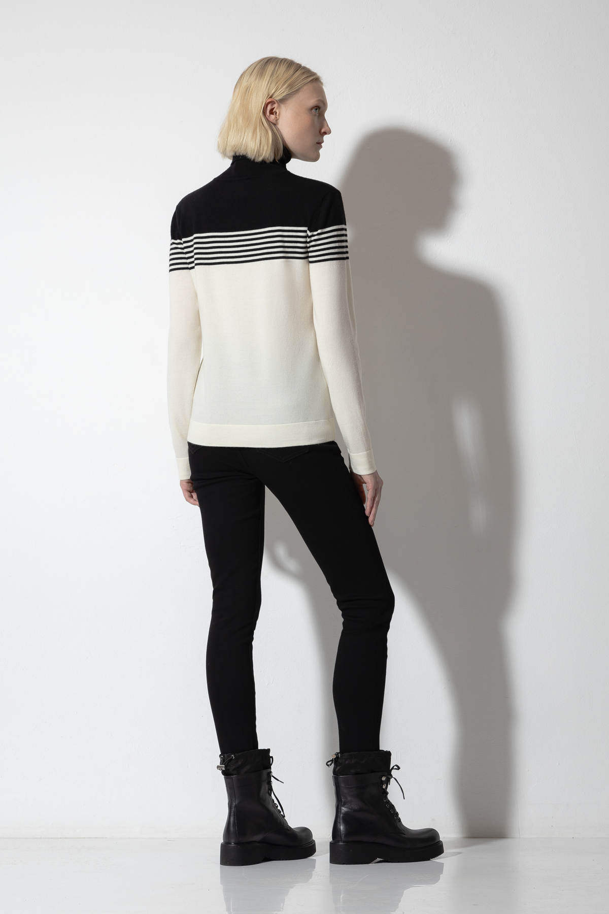 Водолазка с контрастным принтом VASSA CODE, пол женский, цвет белый