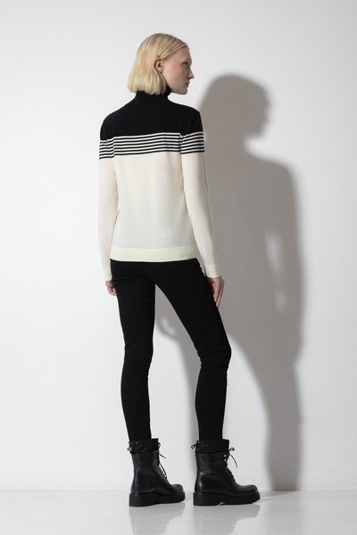 Водолазка с контрастным принтом VASSA CODE, пол женский, цвет белый, фото №4