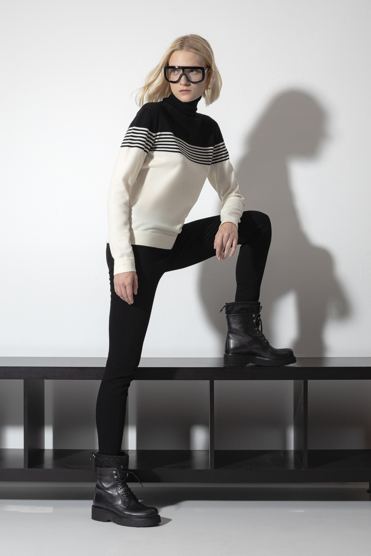 Водолазка с контрастным принтом VASSA CODE, пол женский, цвет белый