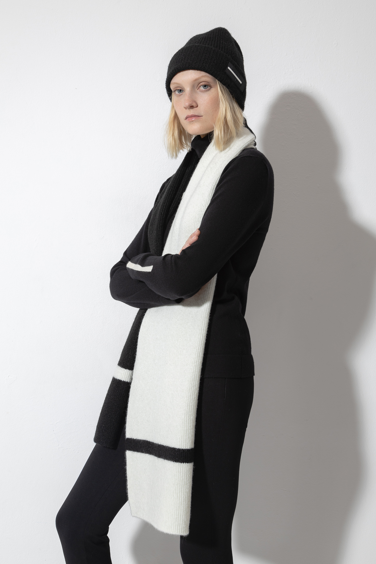 Шапка трикотажная VASSA CODE, пол женский, цвет черный