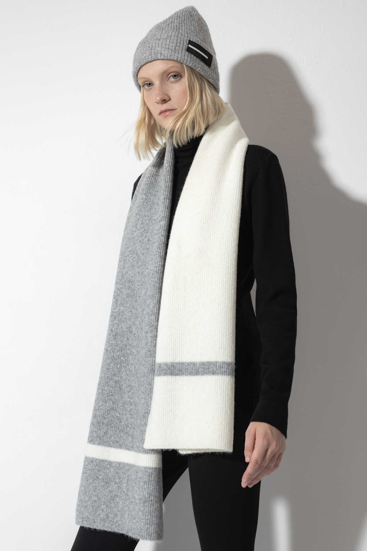 Шарф с контрастным принтом VASSA CODE, пол женский, цвет серый