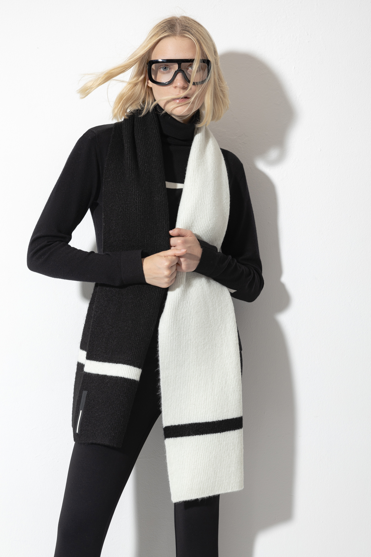 Шарф с контрастным принтом VASSA CODE, пол женский, цвет черный