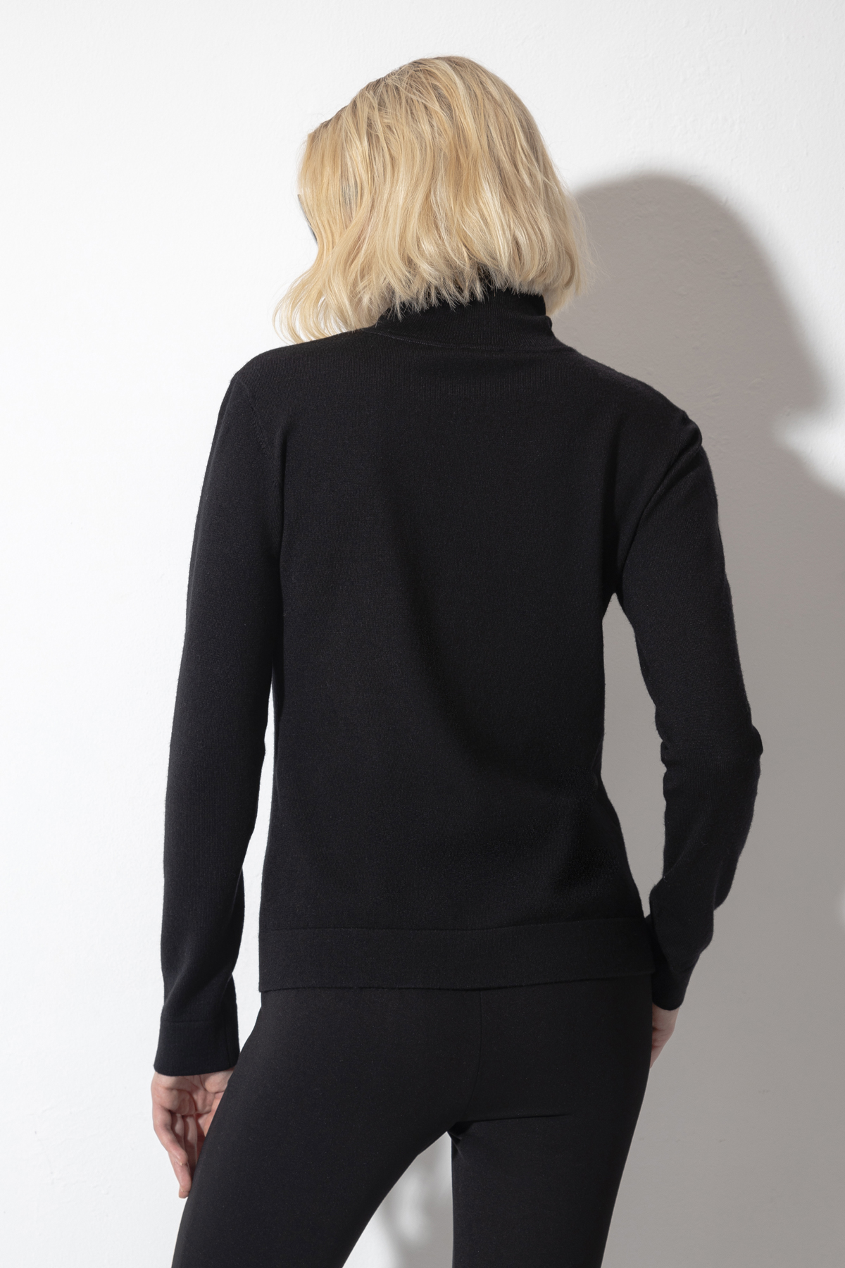 Водолазка с контрастной полосой VASSA CODE, пол female, цвет Black
