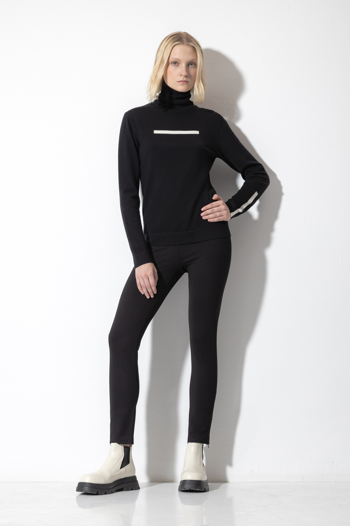 Водолазка с контрастной полосой VASSA CODE, пол female, цвет Black