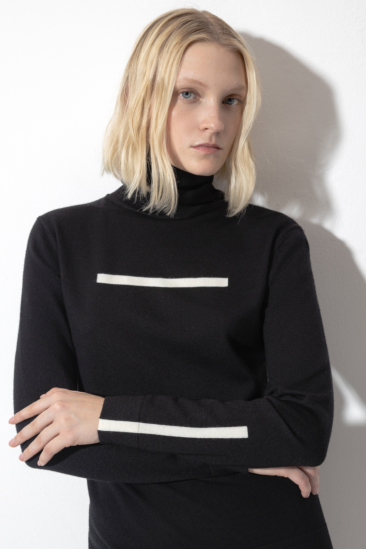 Водолазка с контрастной полосой VASSA CODE, пол female, цвет Black