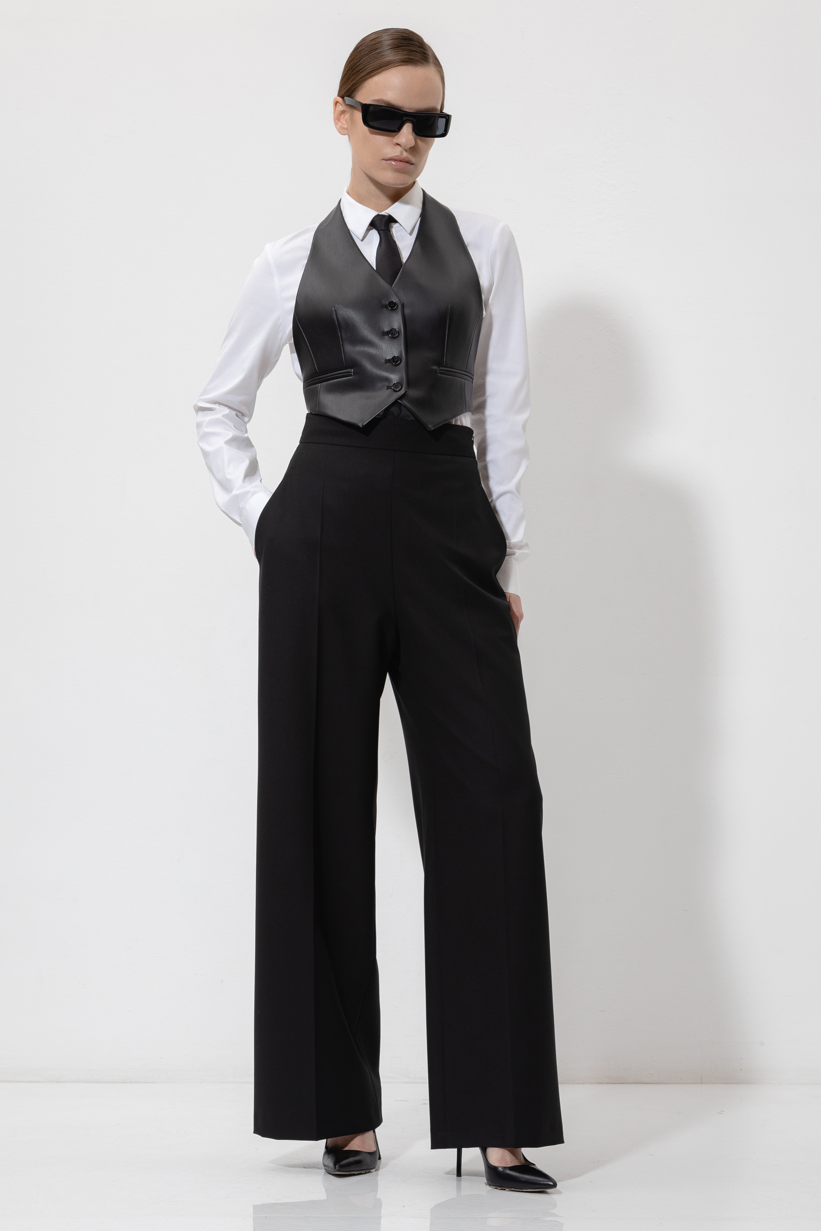 Жилет с открытой спиной VASSA&Co, пол женский, цвет черный