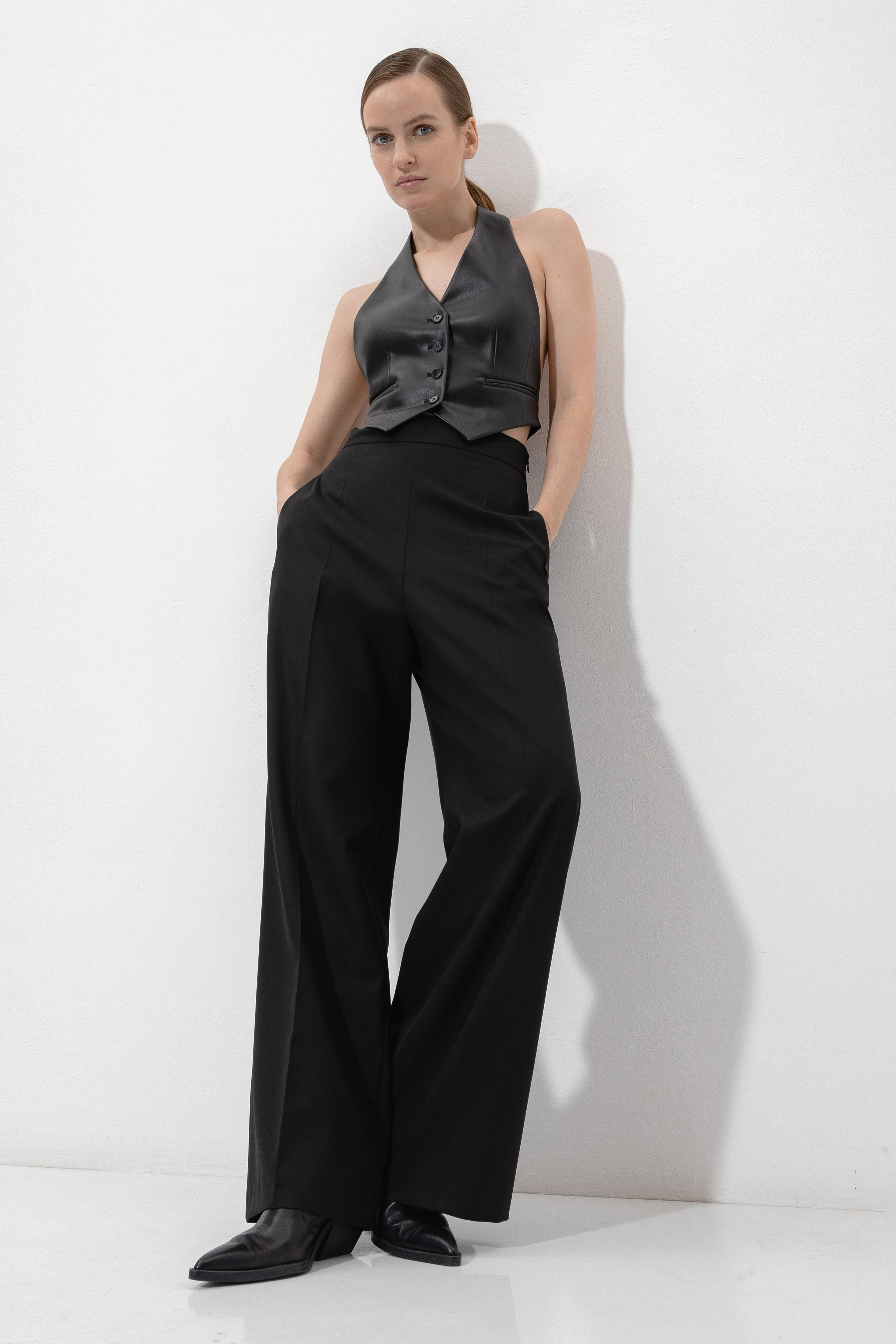 Жилет с открытой спиной VASSA&Co, пол женский, цвет черный