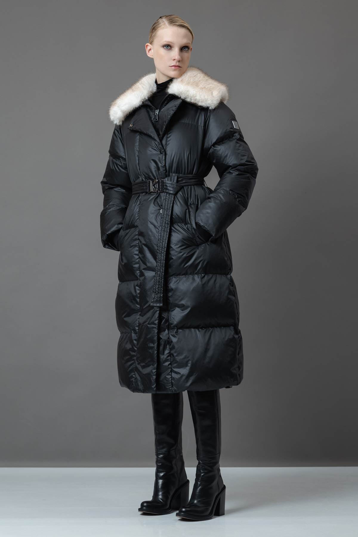 Пуховик со съемным воротником VASSA&Co, пол женский, цвет черный