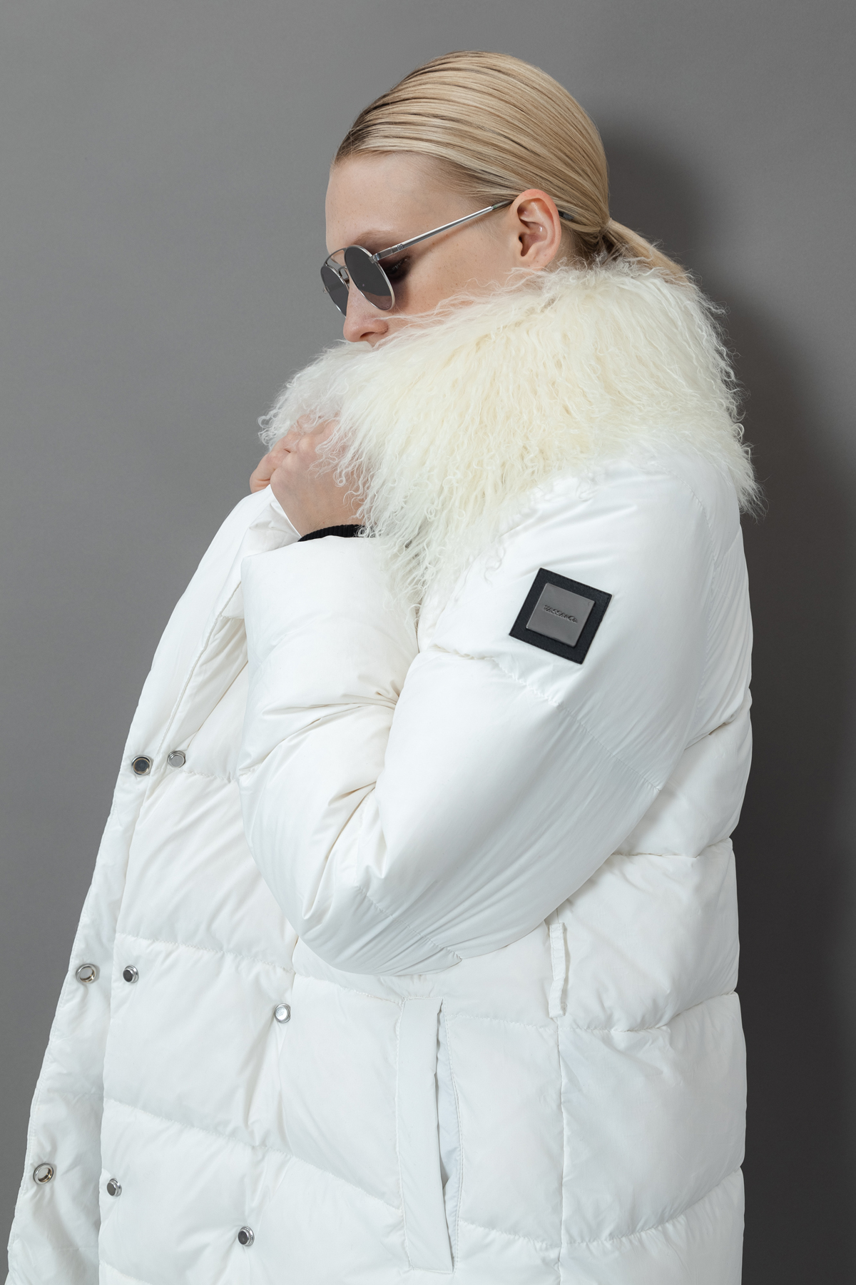 Пуховик с меховым воротником VASSA&Co, пол женский, цвет белый