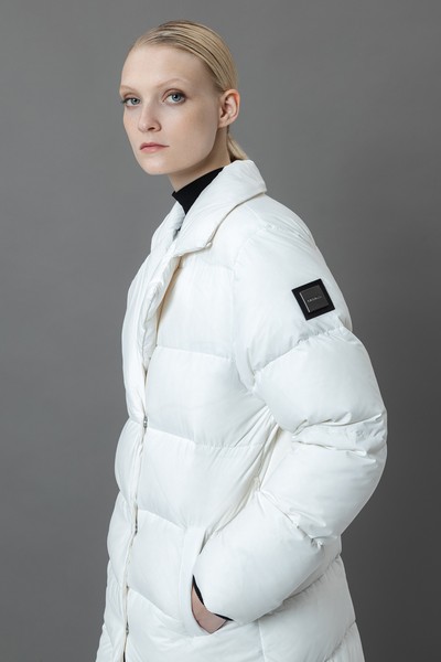 Пуховик с меховым воротником VASSA&Co, пол женский, цвет белый, фото №5