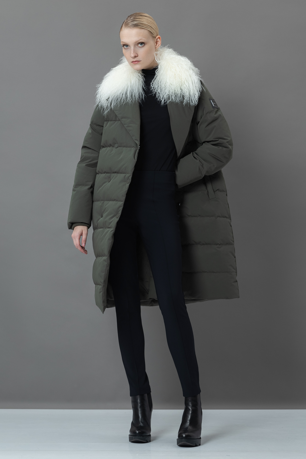 Пуховик с меховым воротником VASSA&Co, пол женский, цвет коричневый