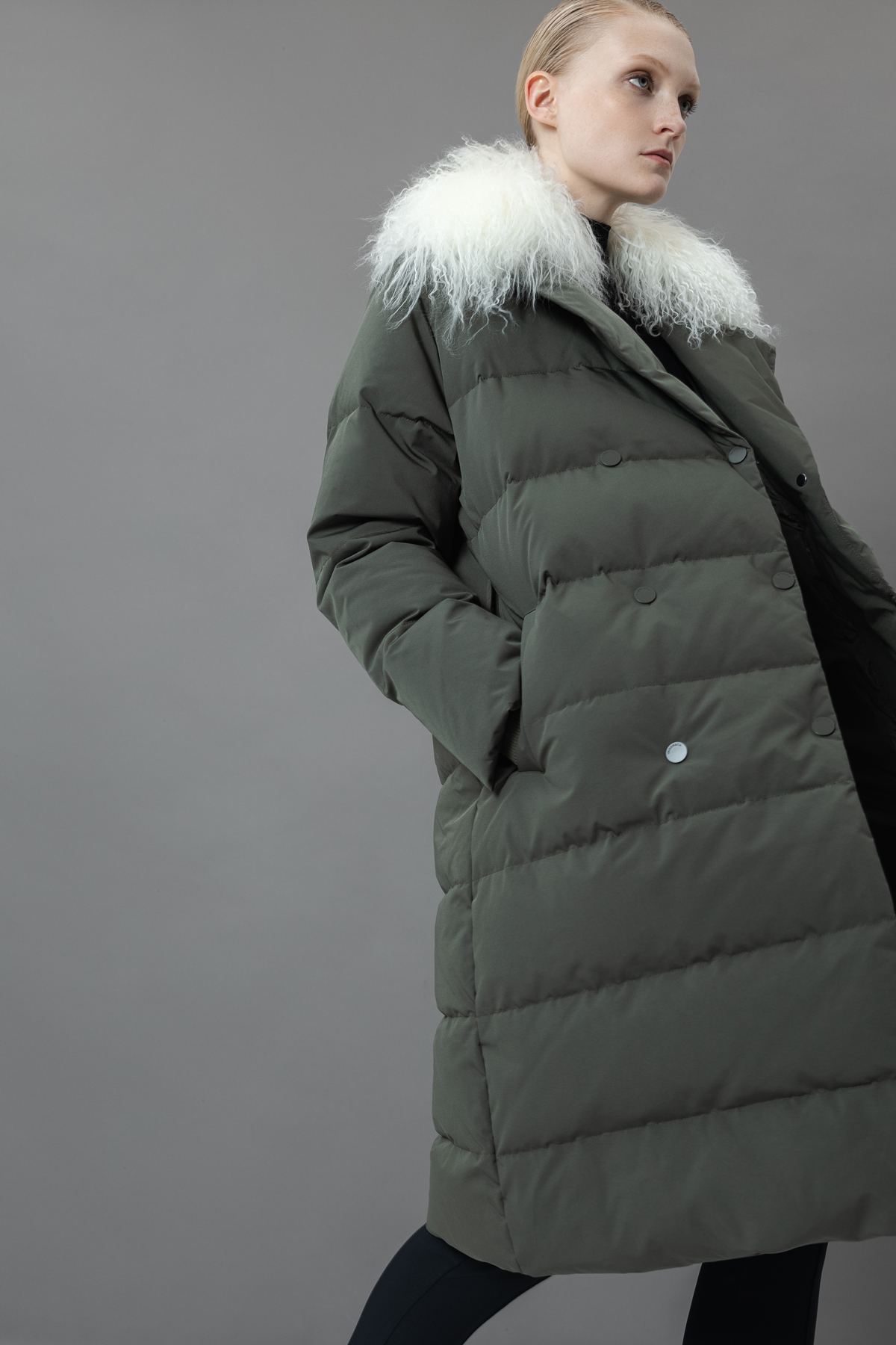 Пуховик с меховым воротником VASSA&Co, пол женский, цвет коричневый