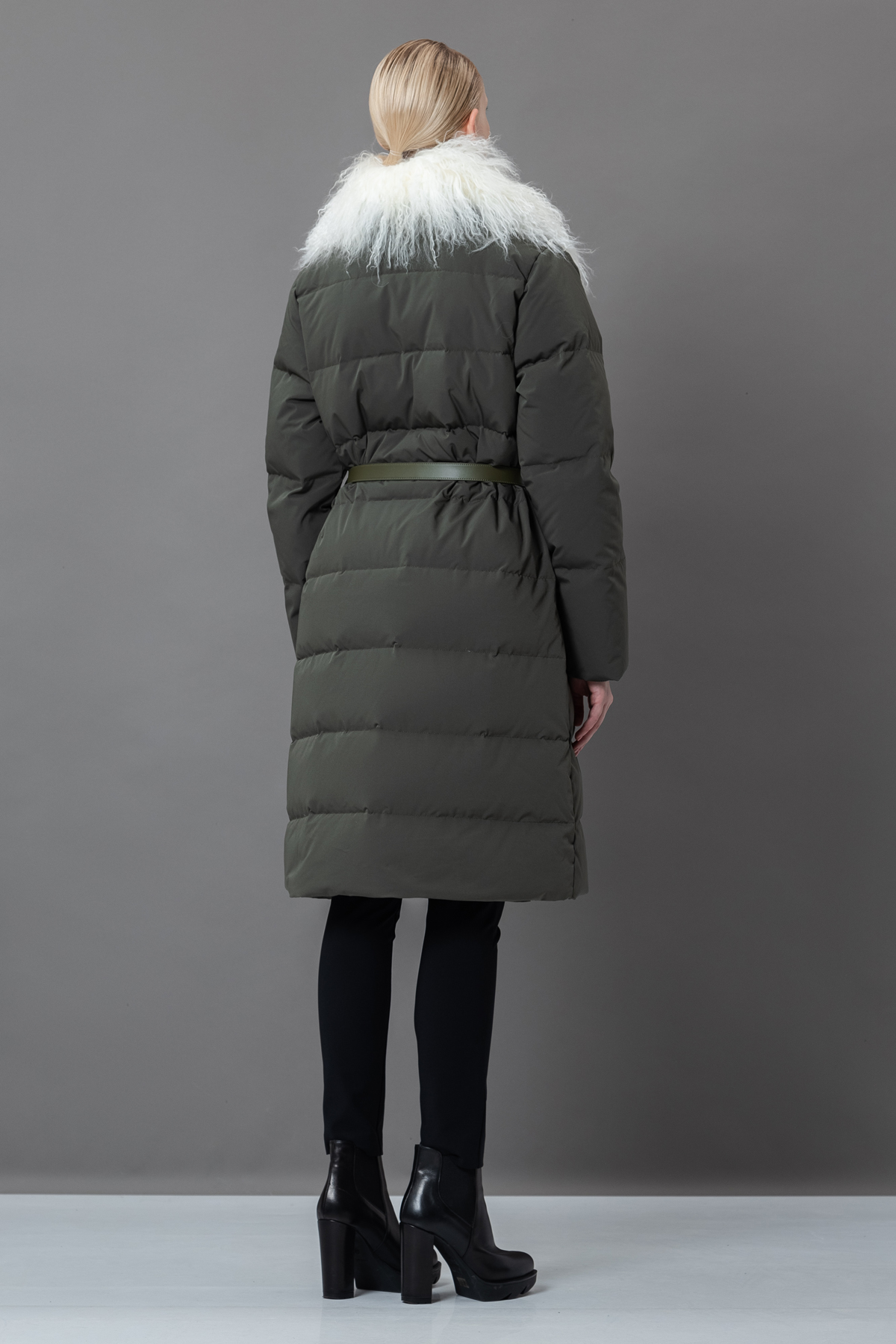 Пуховик с меховым воротником VASSA&Co, пол женский, цвет коричневый