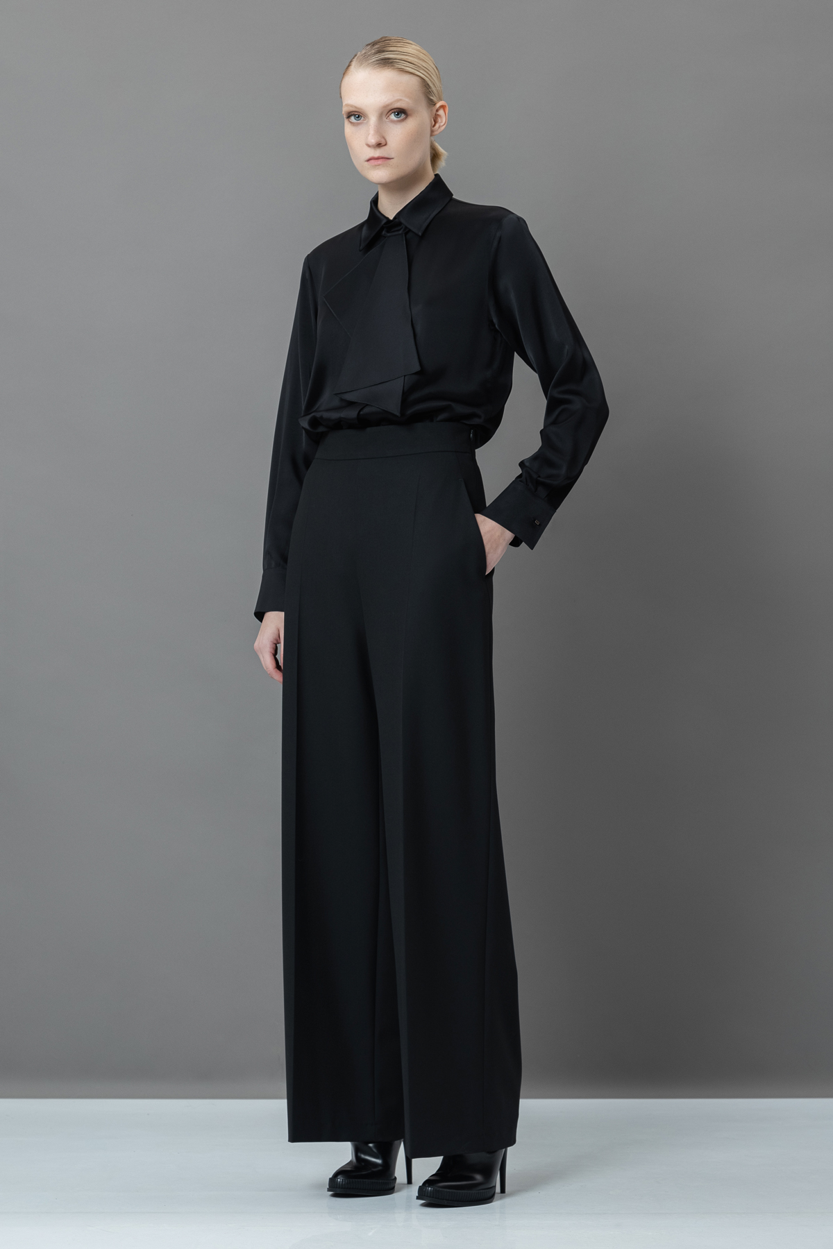 Блузка со съемным жабо VASSA&Co, пол женский, цвет черный