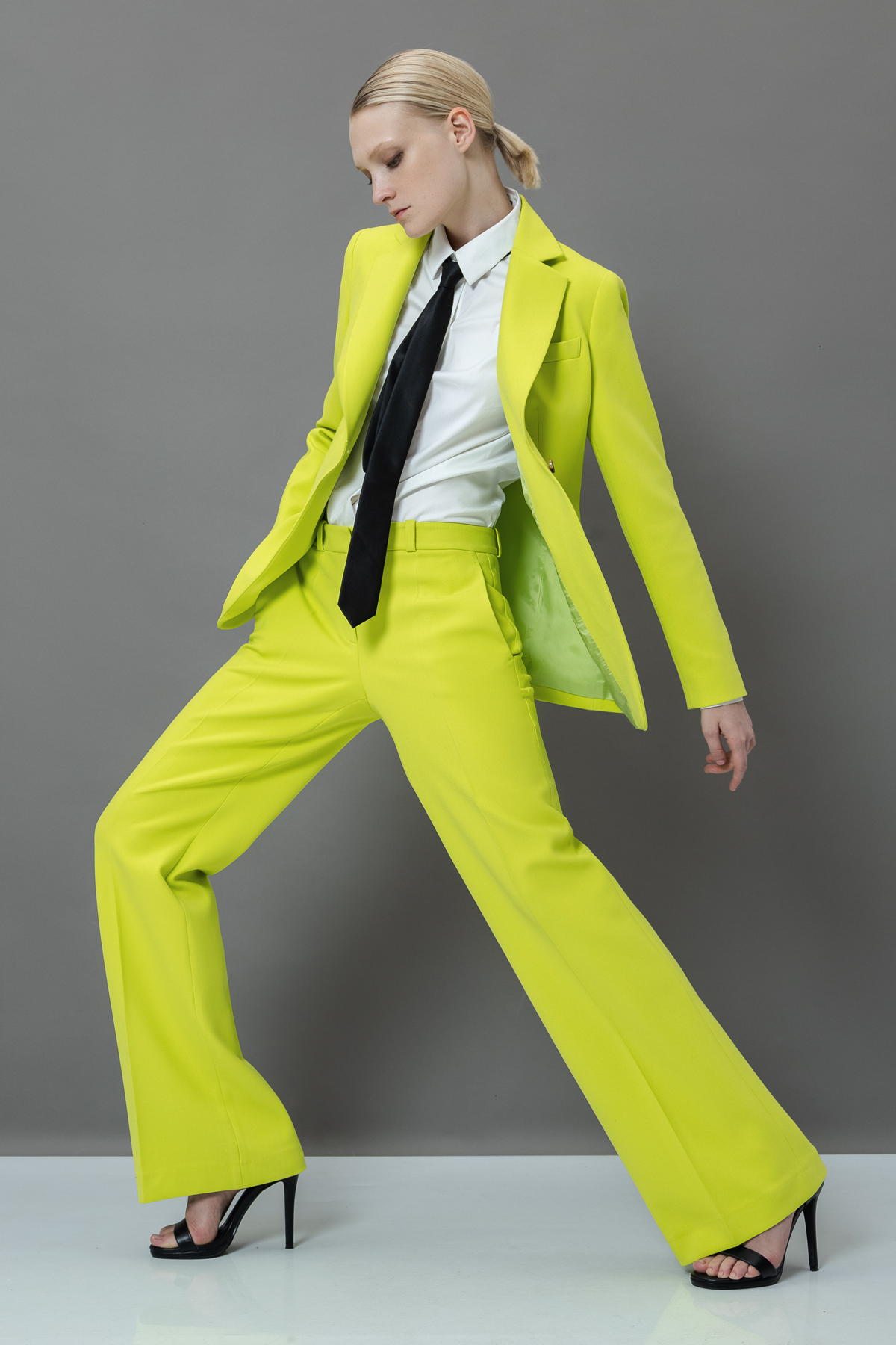 Брюки VASSA&Co, пол женский, цвет желтый