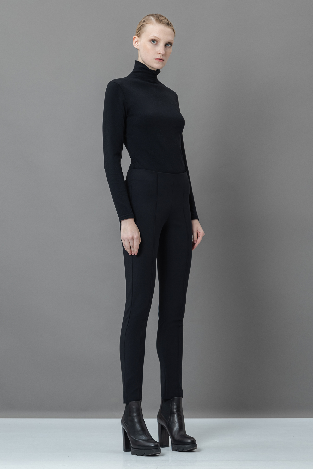 Брюки-леггинсы VASSA&Co, пол женский, цвет черный