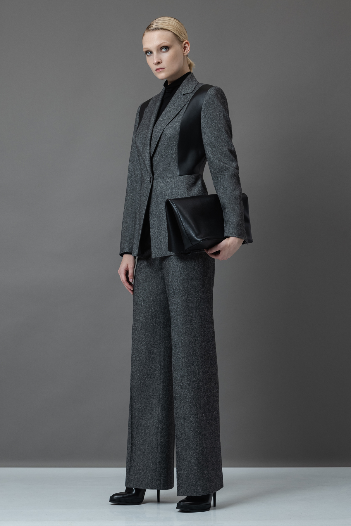 Классические брюки VASSA&Co, пол женский, цвет серый