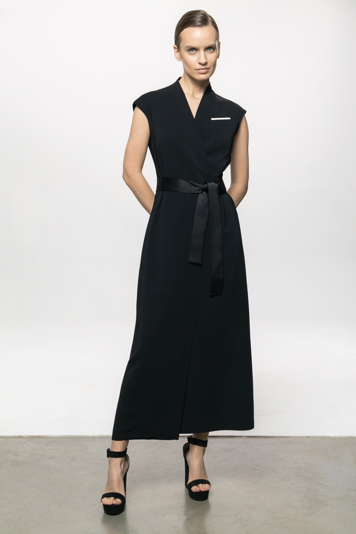 Платье на запах в стиле кимоно VASSA&Co, пол женский, цвет черный