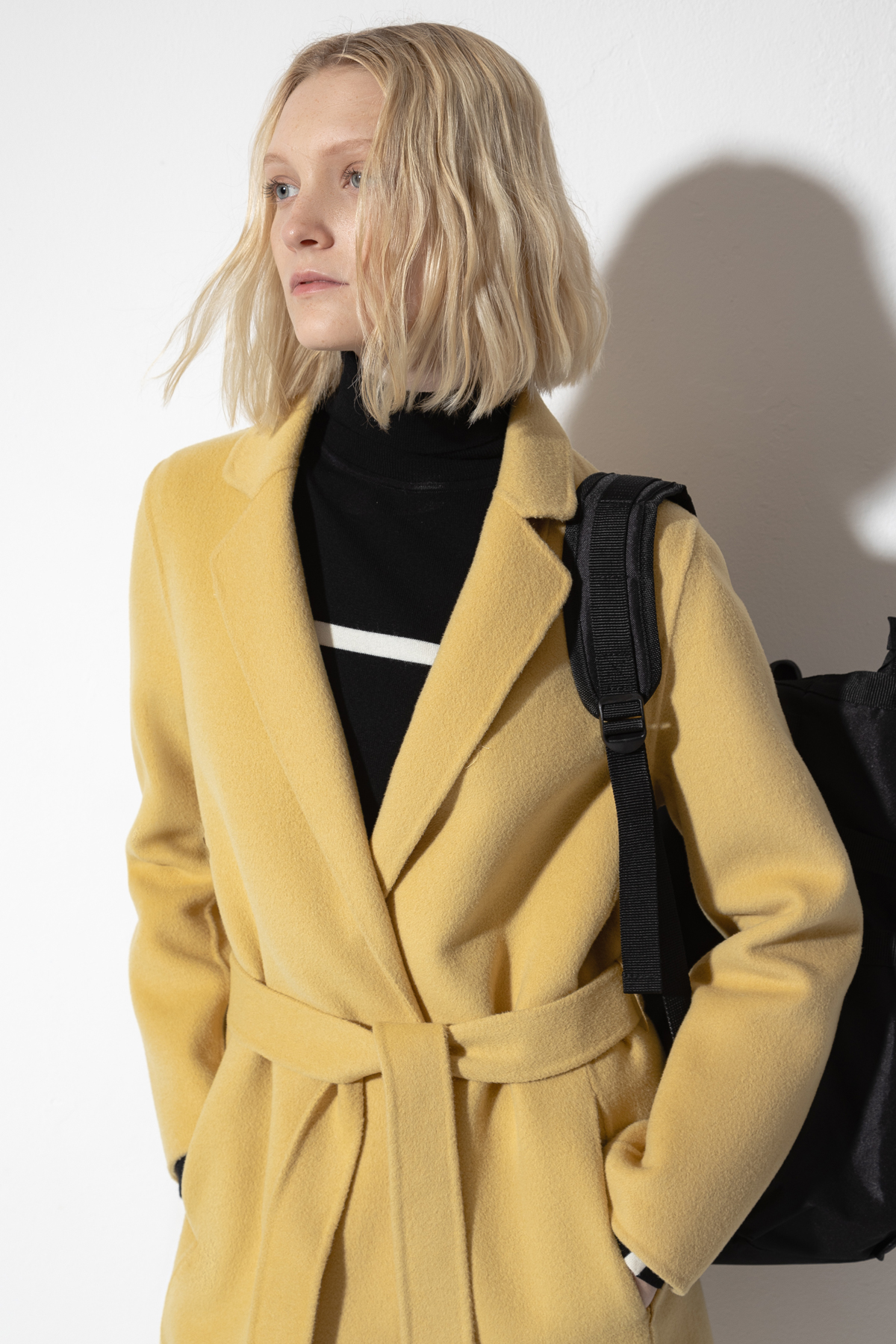 Пальто прямого силуэта на запах с поясом VASSA CODE, пол женский, цвет бежевый