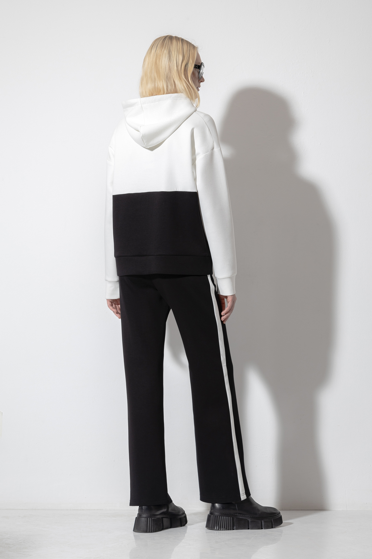 Худи с контрастным принтом VASSA CODE, пол женский, цвет белый