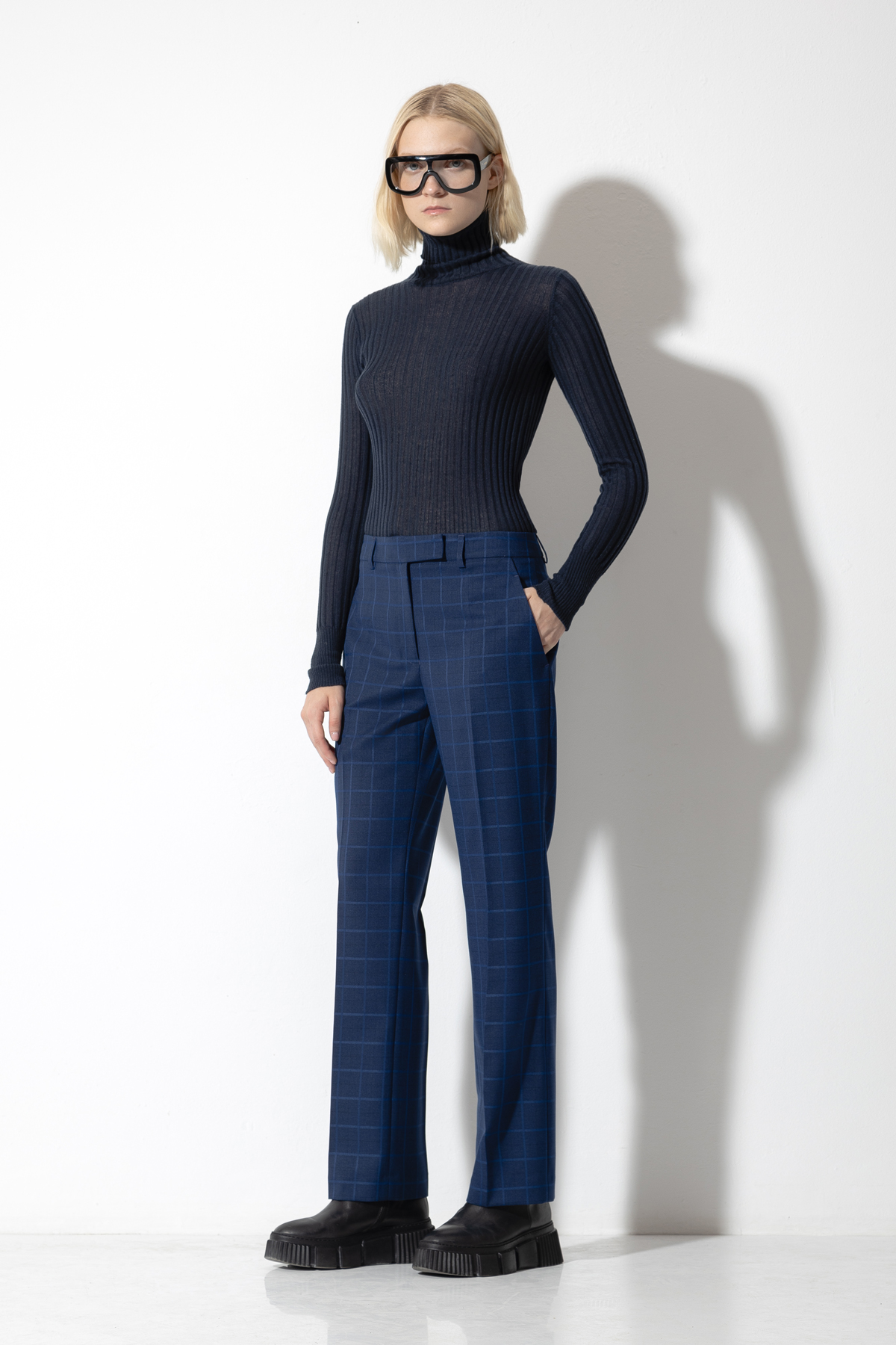 Прямые брюки VASSA CODE, пол женский, цвет синий