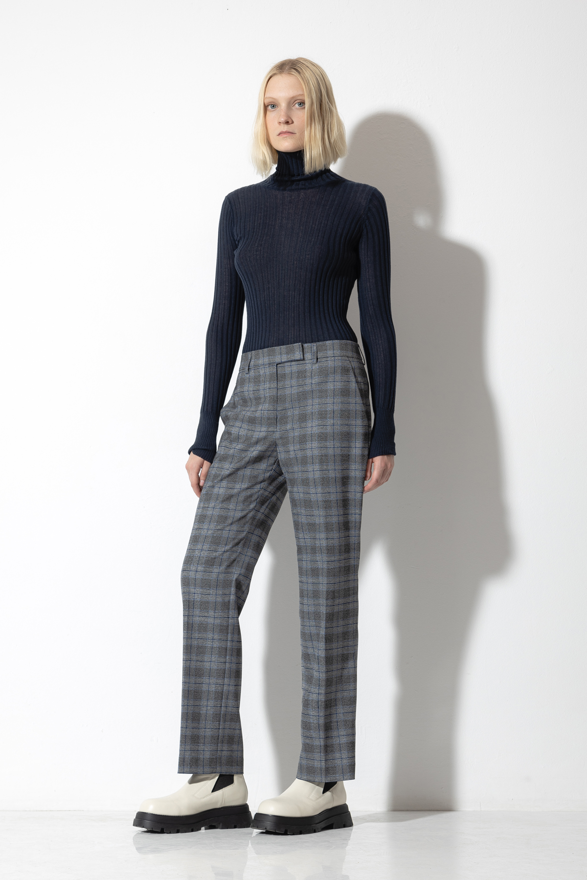 Прямые брюки VASSA CODE, пол женский, цвет серый