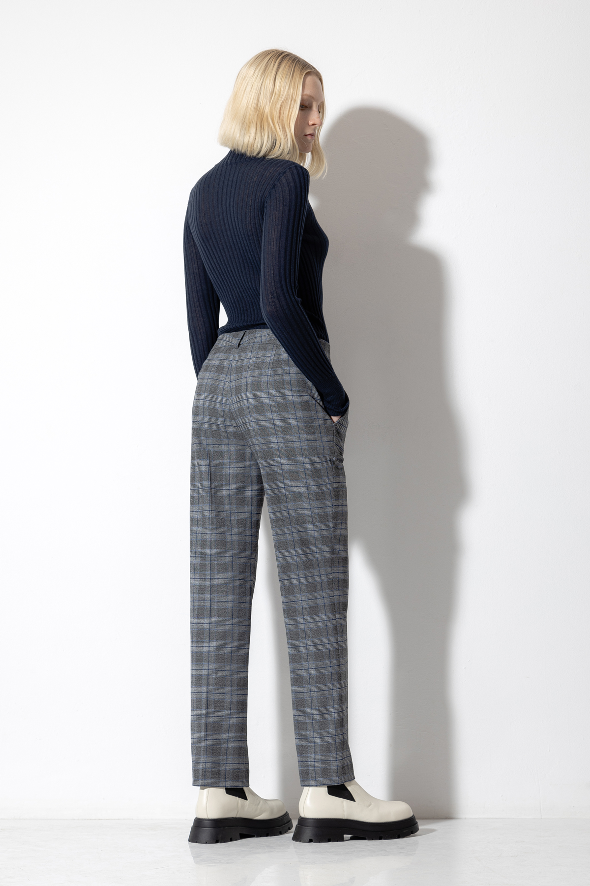 Прямые брюки VASSA CODE, пол женский, цвет серый