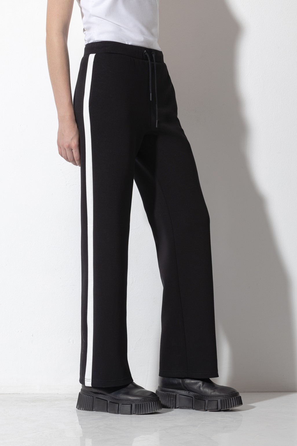 Брюки с лампасами VASSA CODE, пол женский, цвет черный