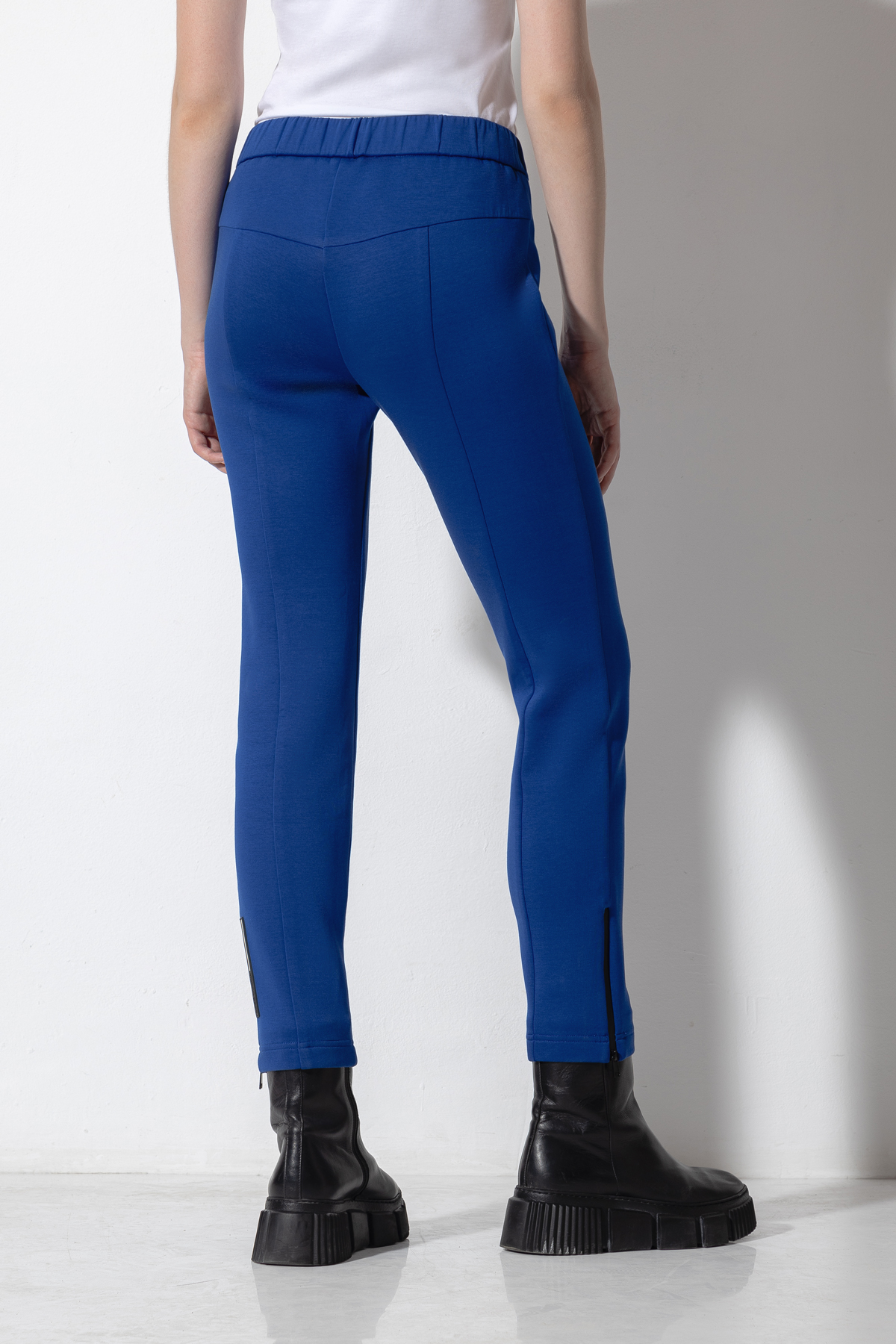 Зауженные трикотажные брюки VASSA CODE, пол женский, цвет синий