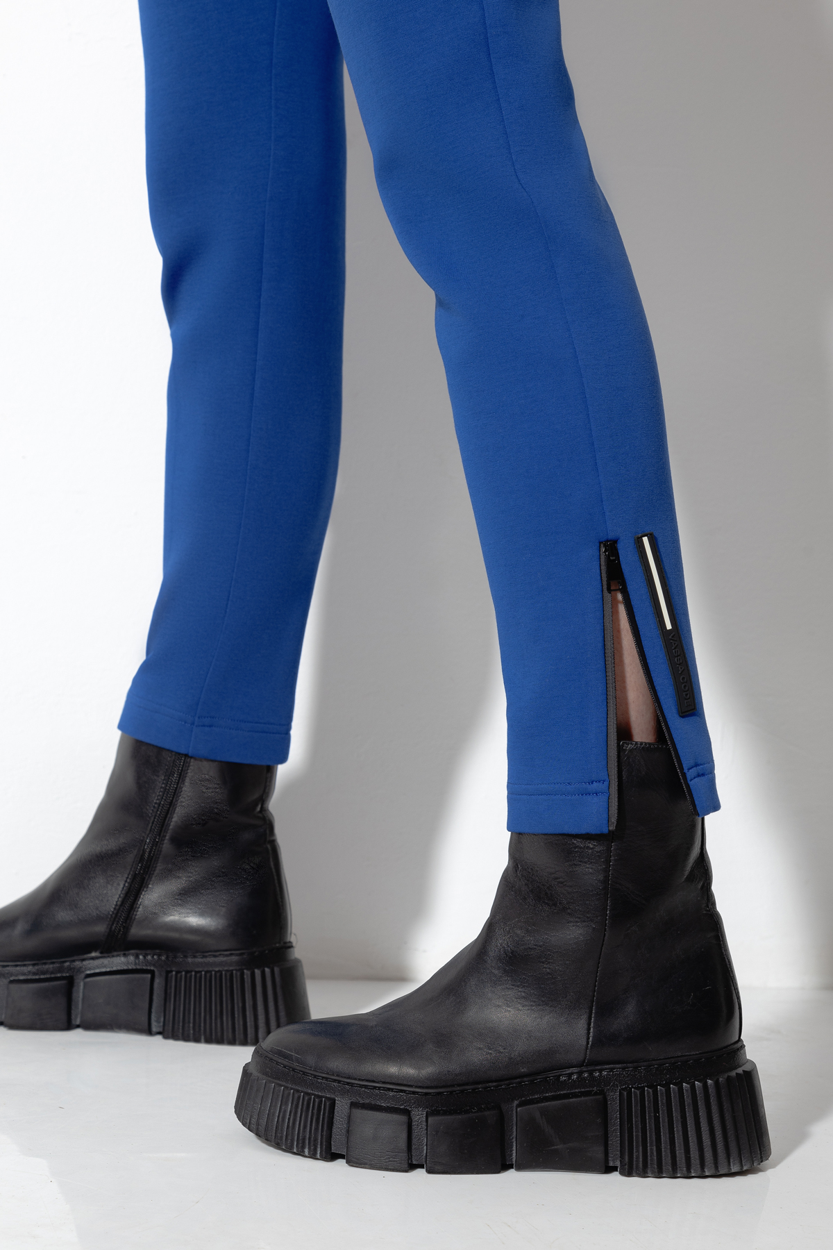 Зауженные трикотажные брюки VASSA CODE, пол женский, цвет синий