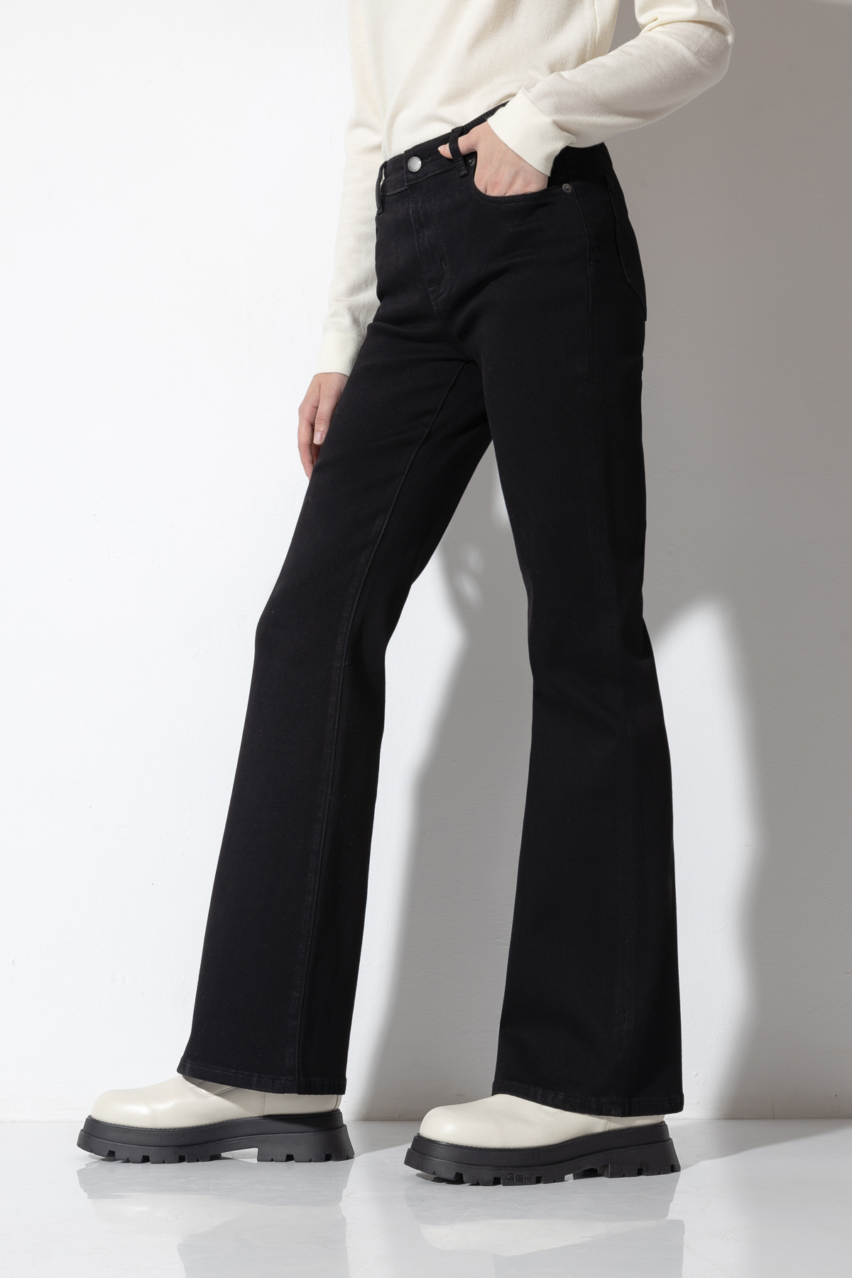 Джинсы Rio Mid Rise VASSA CODE, пол женский, цвет черный