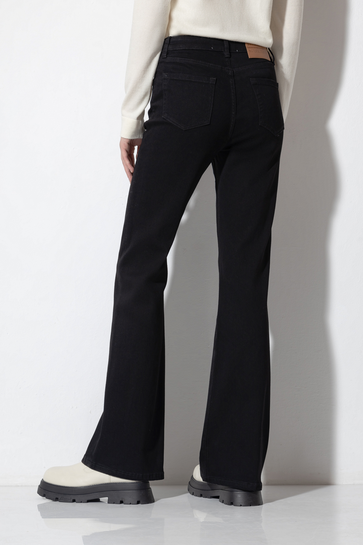 Джинсы Rio Mid Rise VASSA CODE, пол женский, цвет черный