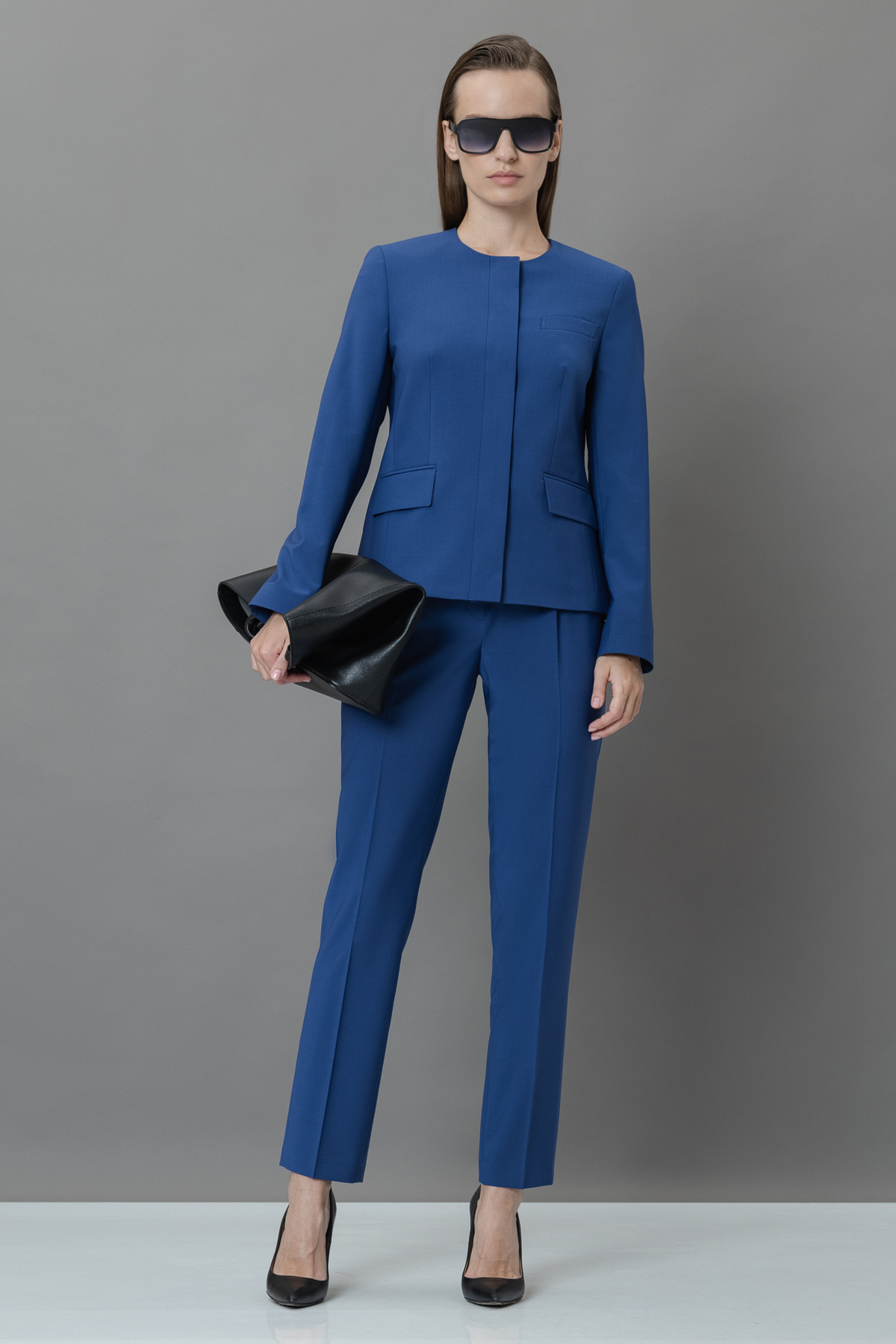 Зауженные брюки VASSA&Co, пол женский, цвет синий