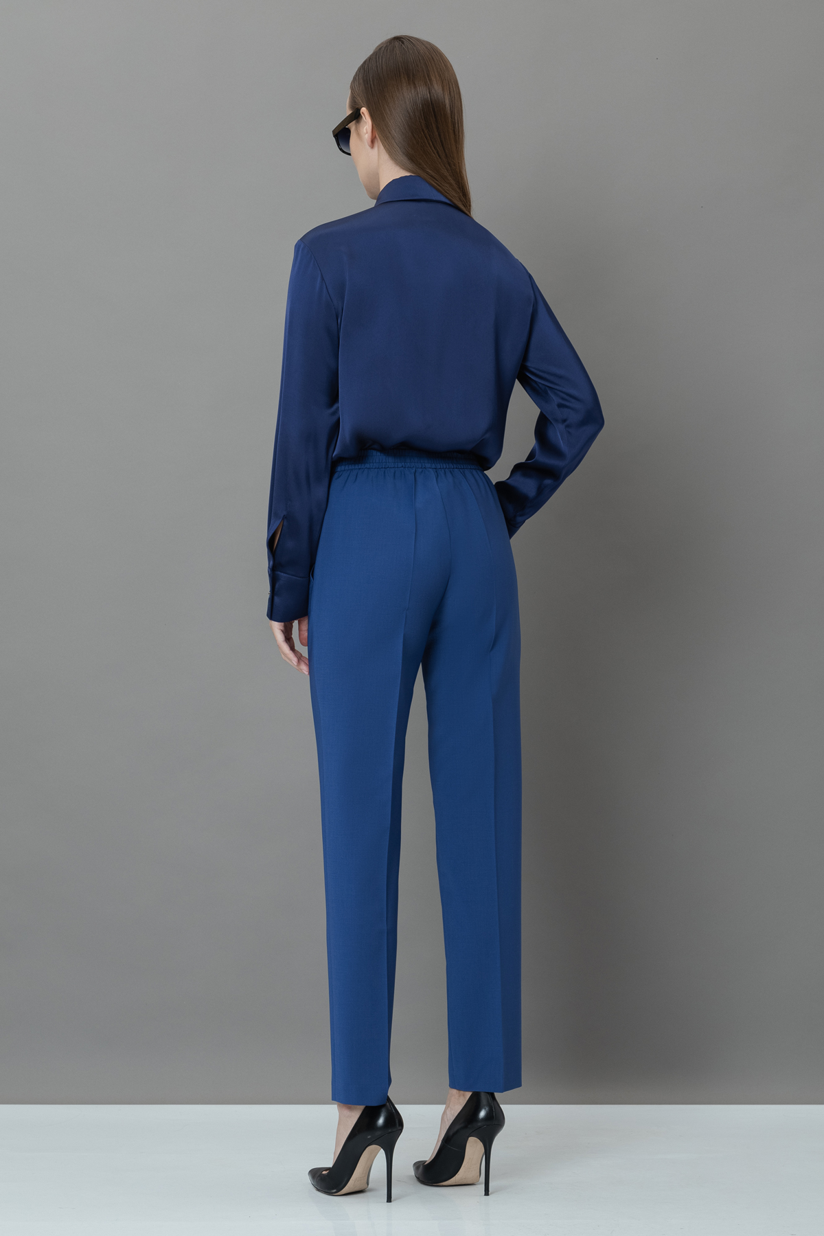 Зауженные брюки VASSA&Co, пол женский, цвет синий