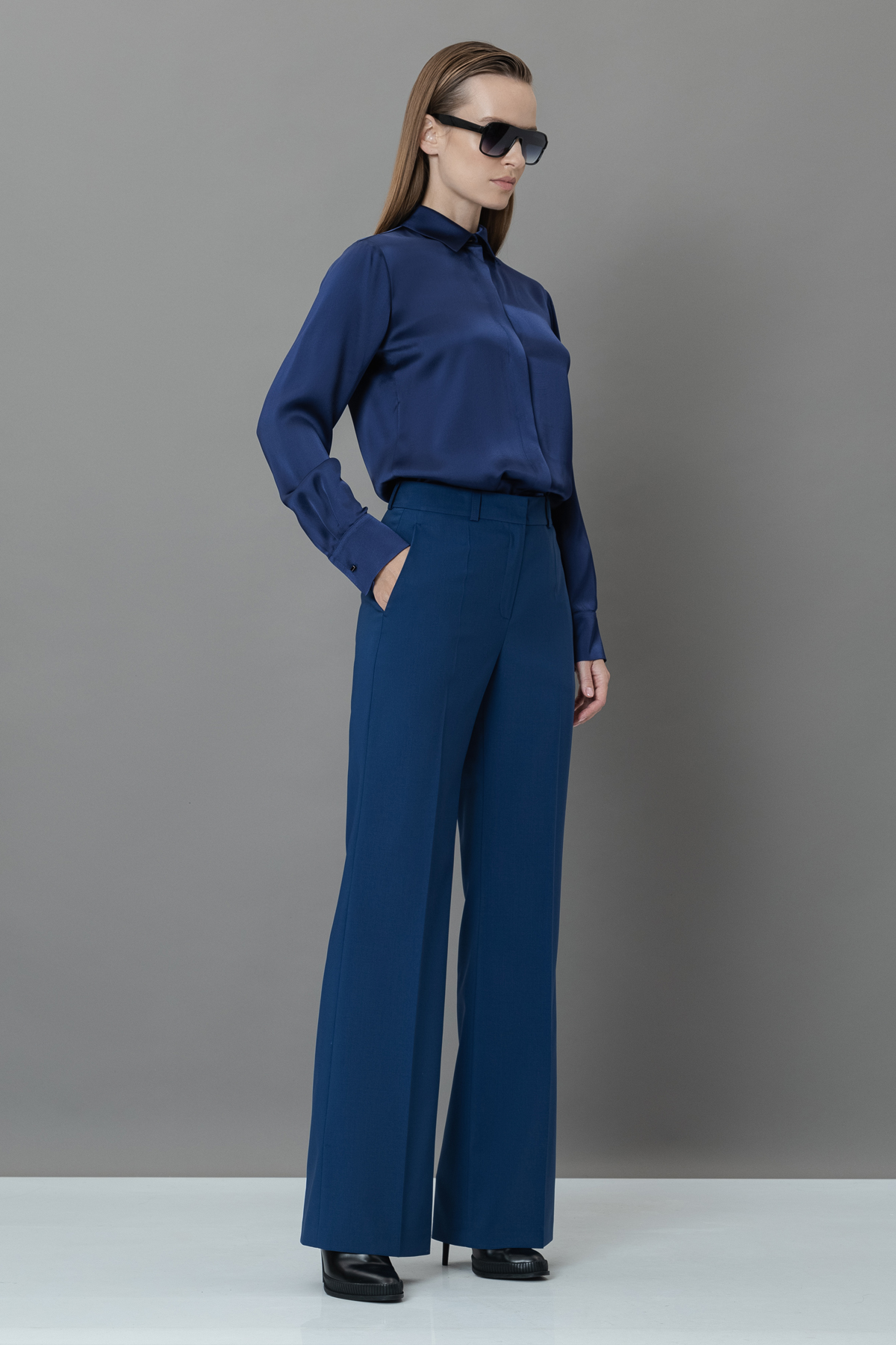 Брюки со стрелками VASSA&Co, пол женский, цвет синий