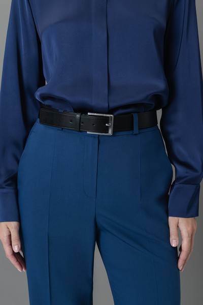 Кожаный ремень с металлической пряжкой VASSA&Co, пол женский, цвет черный, фото №3