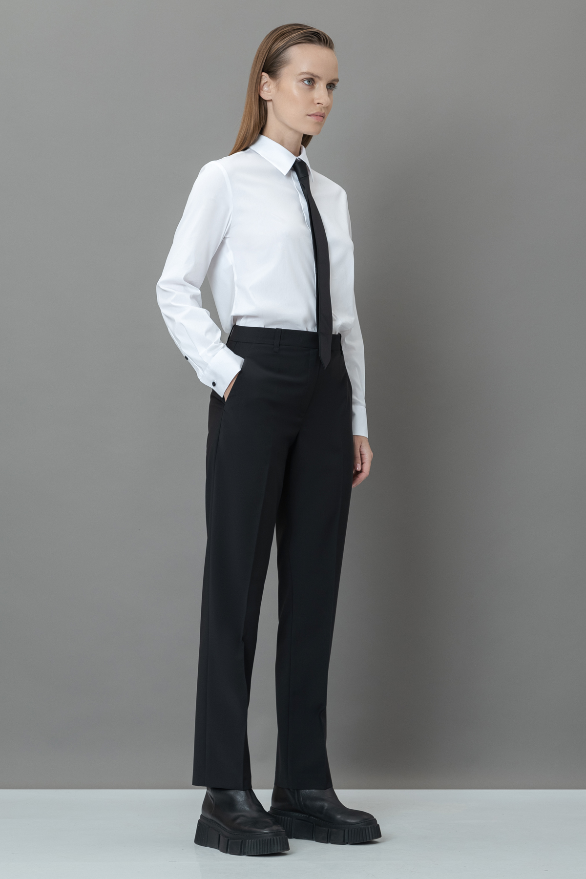 Зауженные брюки со стрелками VASSA&Co, пол женский, цвет черный