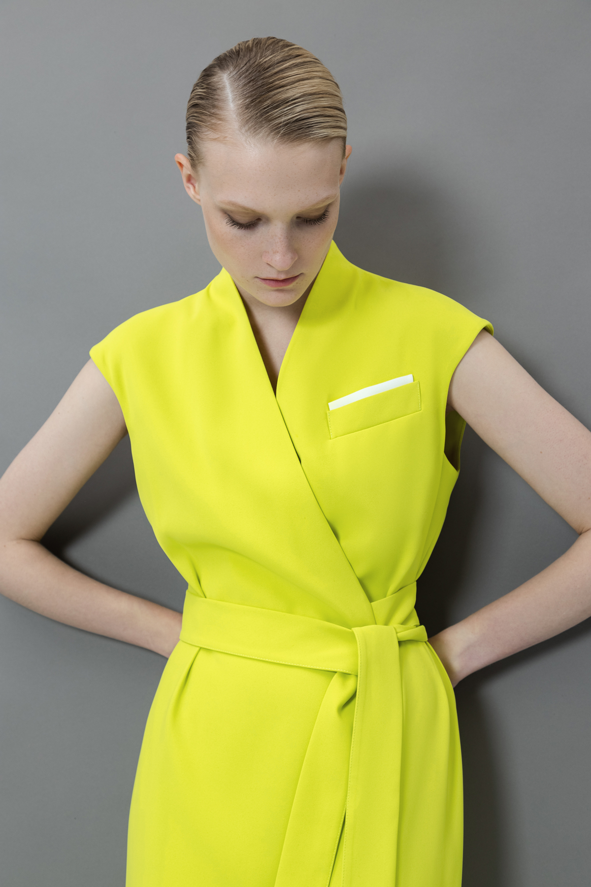 Платье на запах VASSA&Co, пол женский, цвет желтый