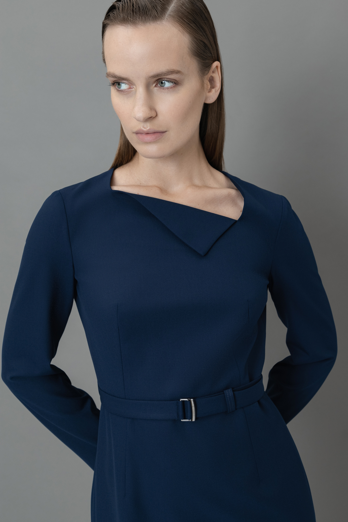 Платье-футляр с асимметричным вырезом VASSA&Co, пол женский, цвет синий