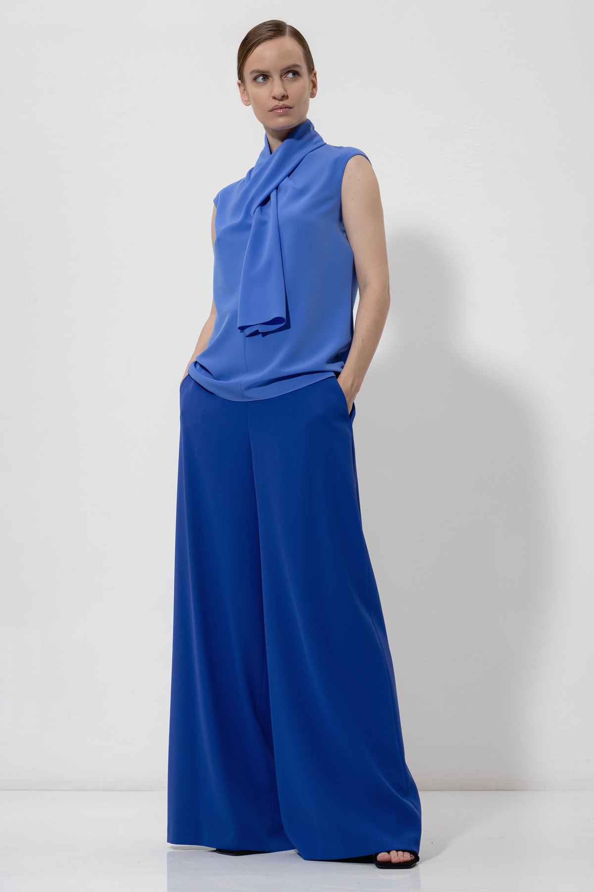 Блузка с асимметричным воротником VASSA&Co, пол female, цвет Синий