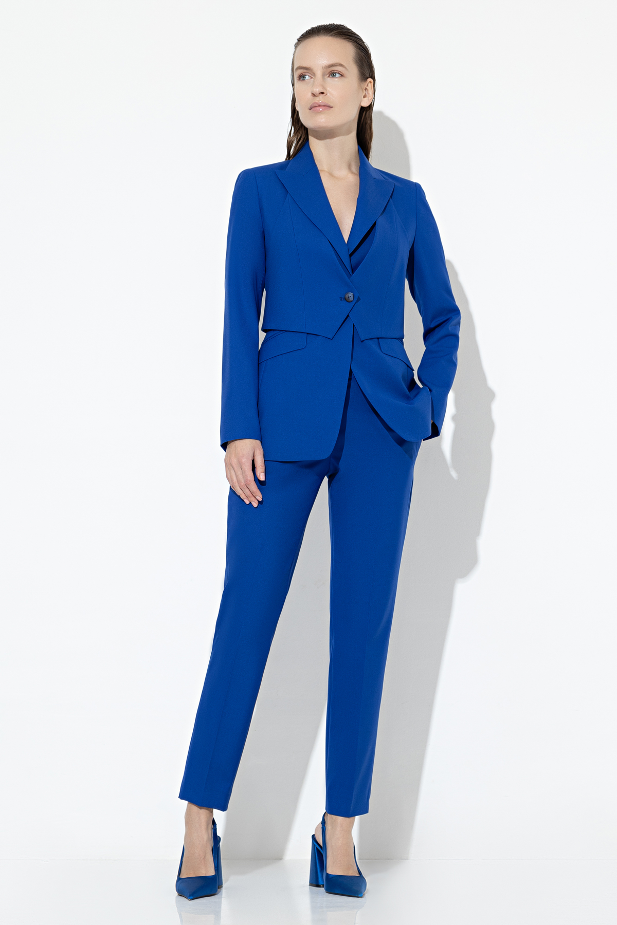 Зауженные брюки VASSA&Co, пол female, цвет синий