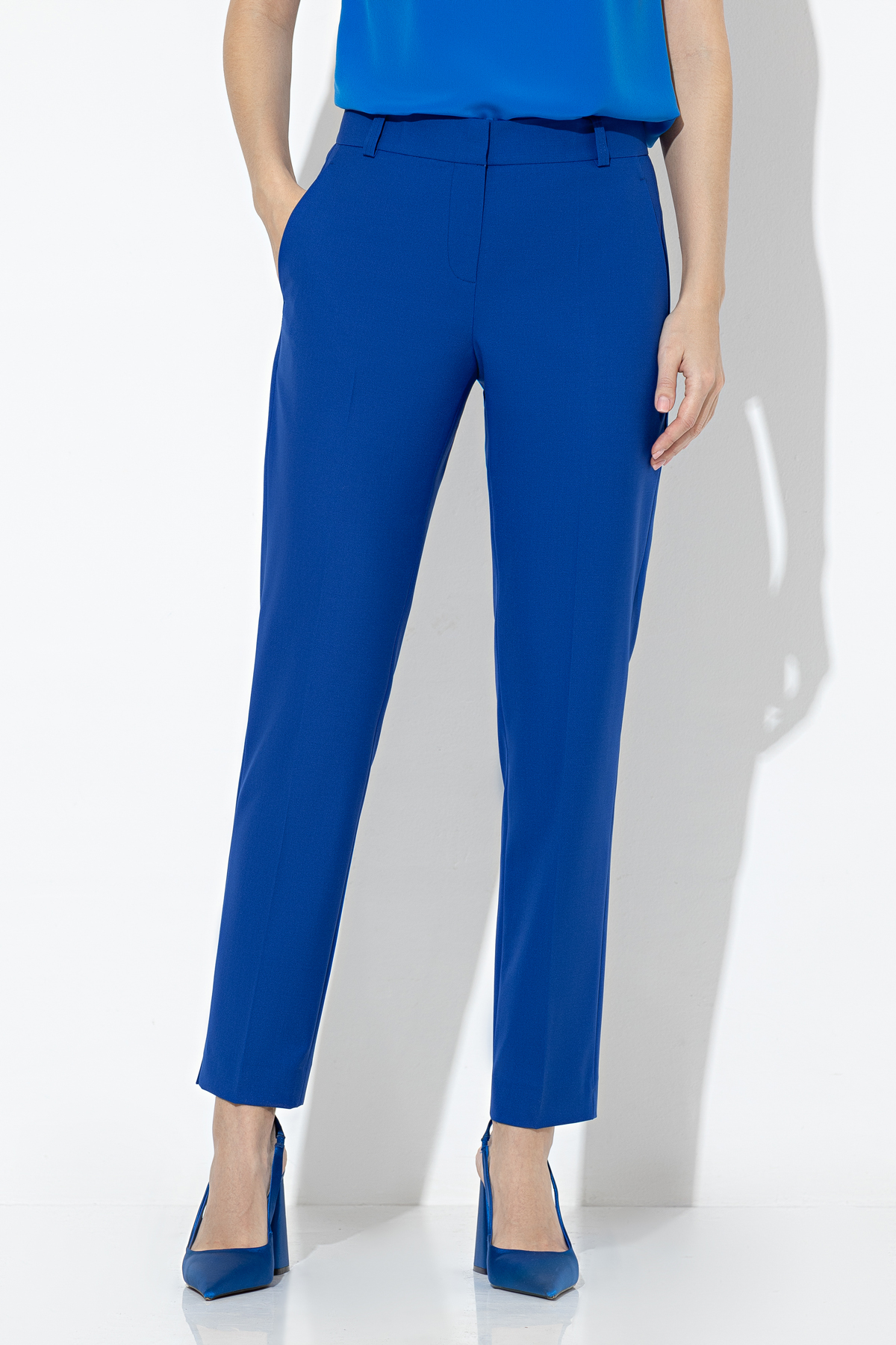 Зауженные брюки VASSA&Co, пол female, цвет синий