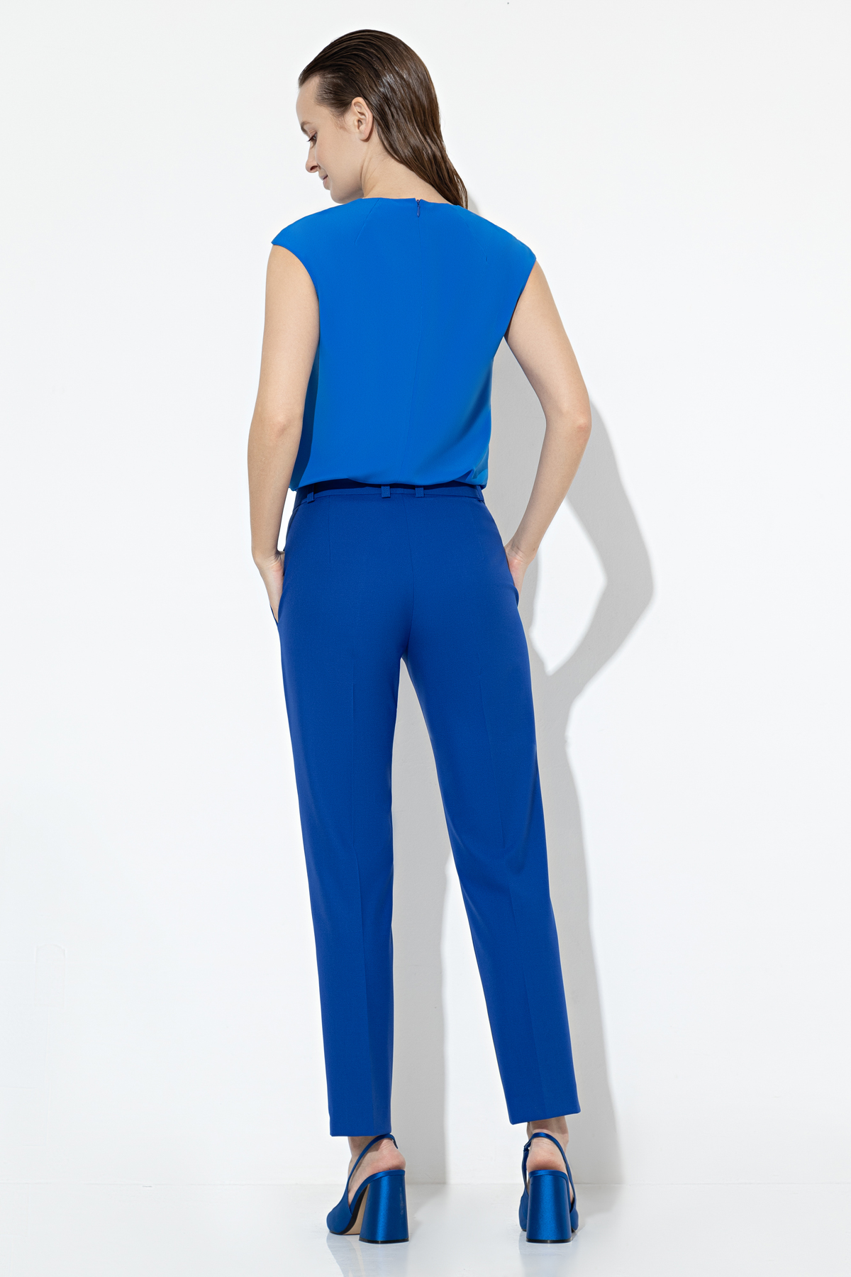 Зауженные брюки VASSA&Co, пол female, цвет синий