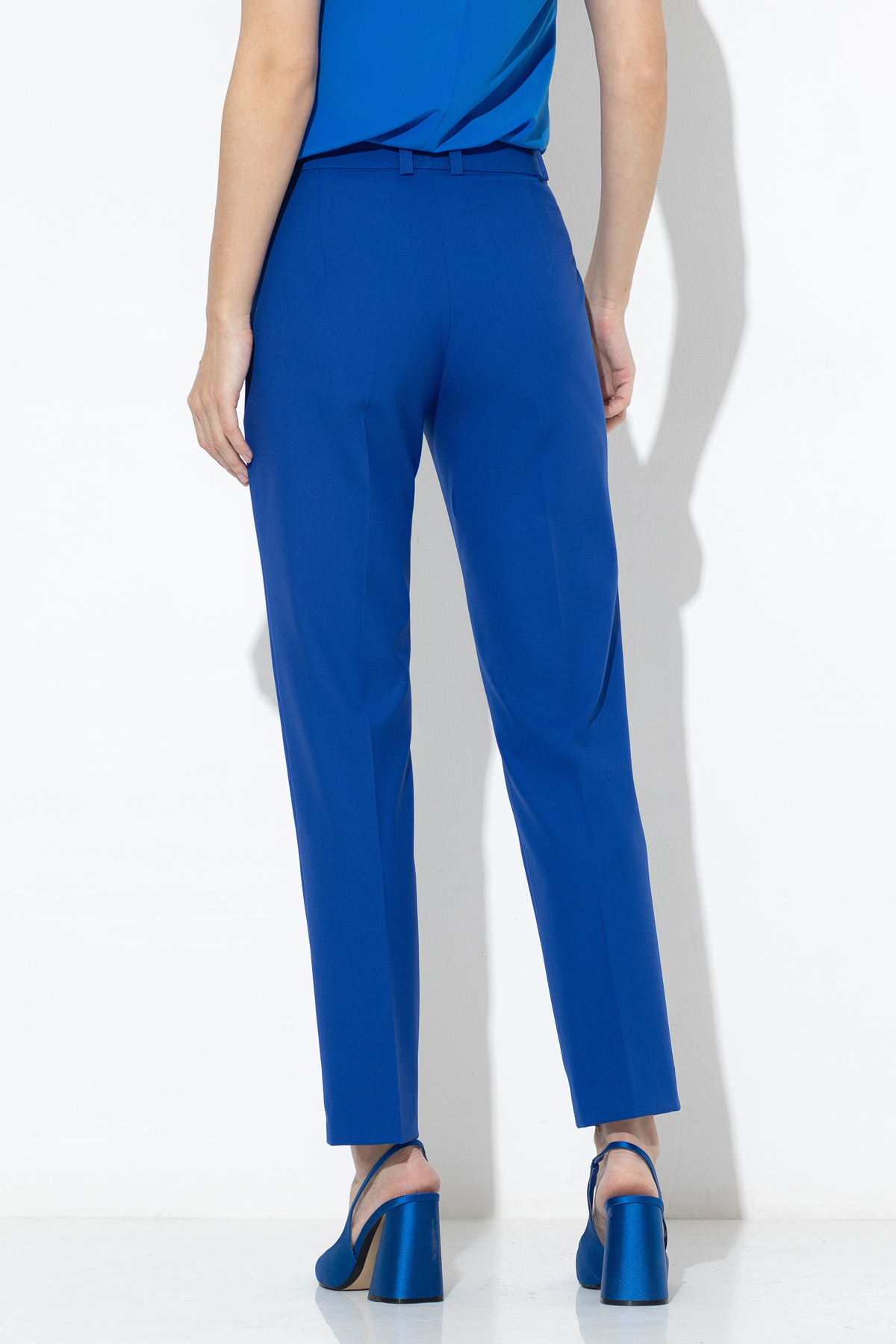 Зауженные брюки VASSA&Co, пол female, цвет синий