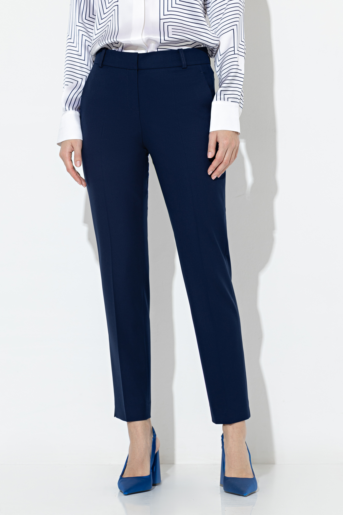 Зауженные брюки VASSA&Co, пол женский, цвет синий