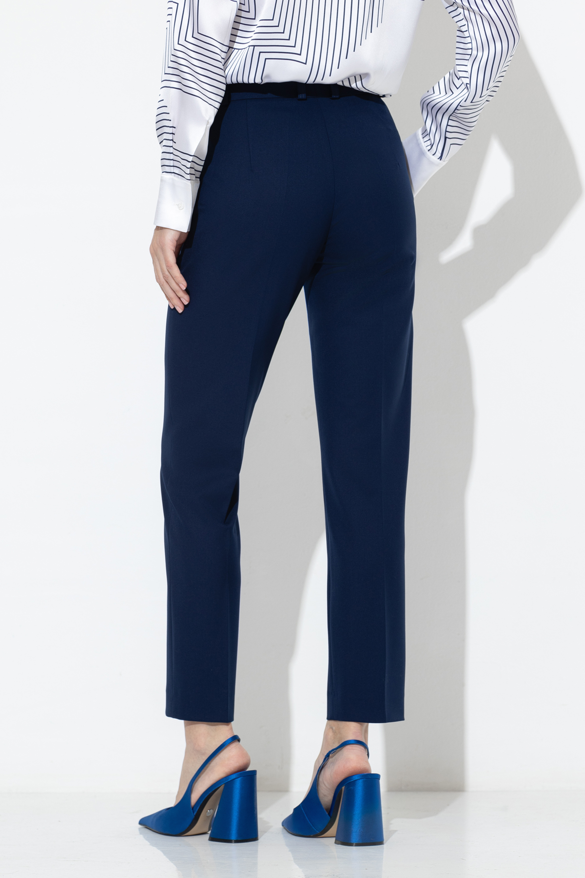 Зауженные брюки VASSA&Co, пол женский, цвет синий